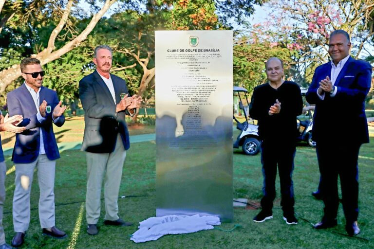 Clube de Golfe de Brasília recebe concessão definitiva de terreno e homenageia governador Ibaneis Rocha