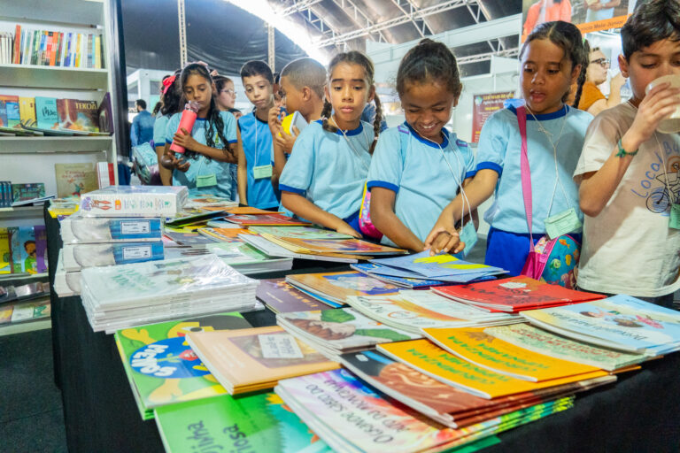 Feira do Livro de Brasília conecta literatura e meio ambiente com participação de mais de 5 mil estudantes