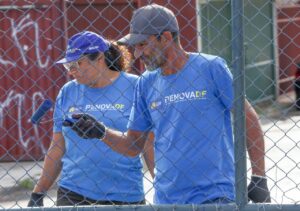 Participantes uniformizados do RenovaDF trabalham na manutenção de alambrado