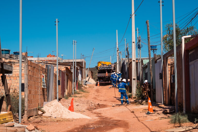 GDF inicia instalação de padrões elétricos em áreas em processo de regularização
