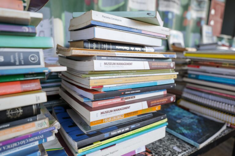 Campanha arrecada livros para bibliotecas de presídios no DF e incentiva ressocialização