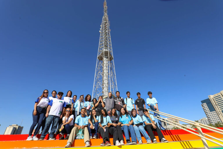 Estudantes da rede pública exploram pontos cívicos do DF com o programa Turismo + Brasília