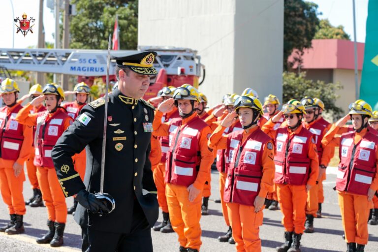 Corpo de Bombeiros do DF realiza cerimônia de passagem de comando da corporação