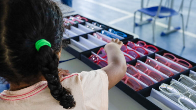 Mais de 15 Mil Alunos da Rede Pública Recebem Atendimento Oftalmológico Gratuito no DF