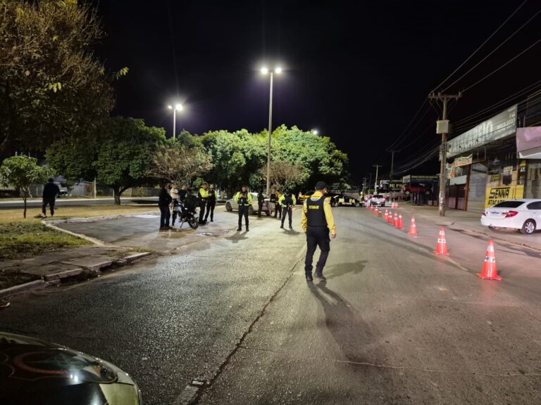 Blitz em Ceilândia flagra 12 motoristas sem habilitação e apreende sete veículos