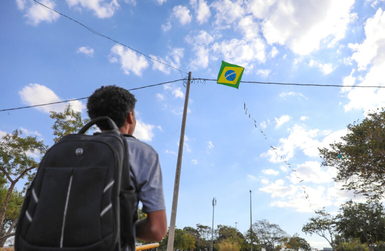 Acidentes com pipas na rede elétrica crescem 60% no DF: veja como evitar riscos