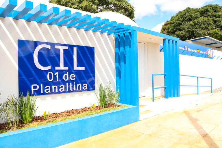 Centro Interescolar de Línguas celebra 50 anos promovendo inclusão e transformando vidas no DF