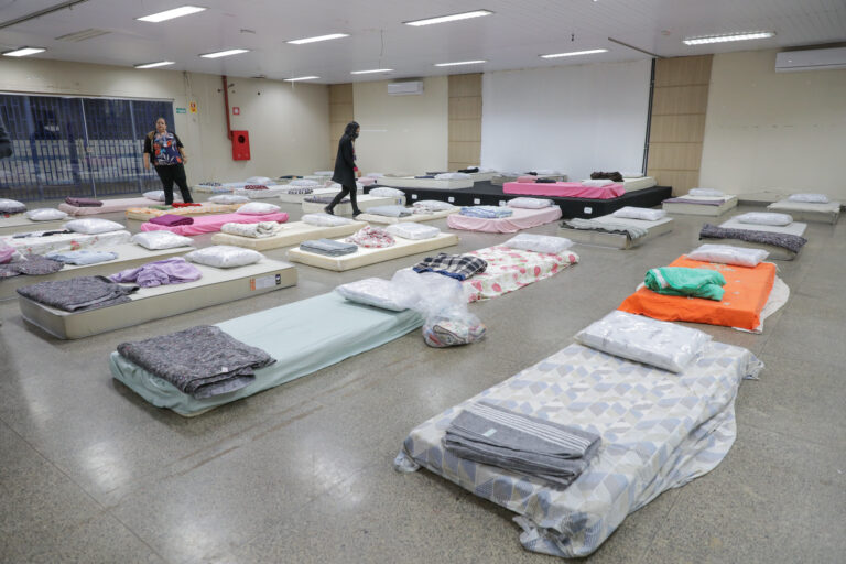 Abrigo emergencial contra o frio encerra atividades após mais de 6 mil atendimentos no DF