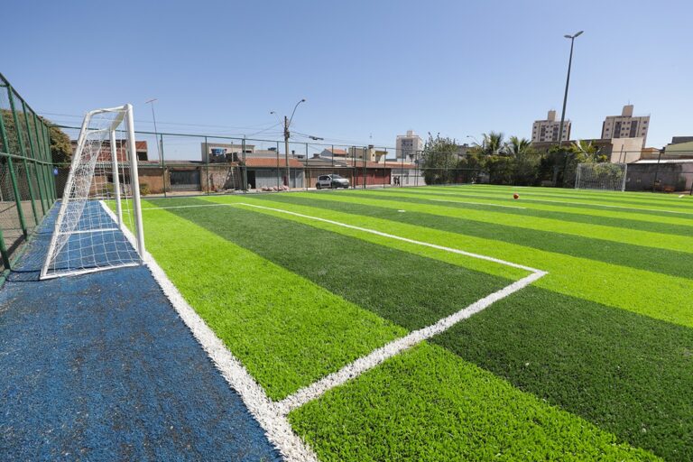Campo sintético reformado em Samambaia vira novo ponto de lazer e inclusão para crianças