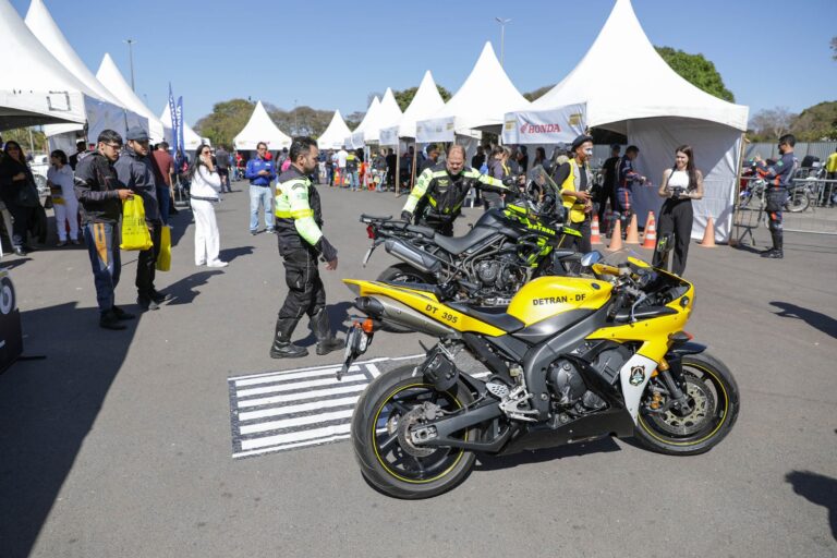 Ação educativa em Brasília orienta motociclistas sobre segurança no trânsito