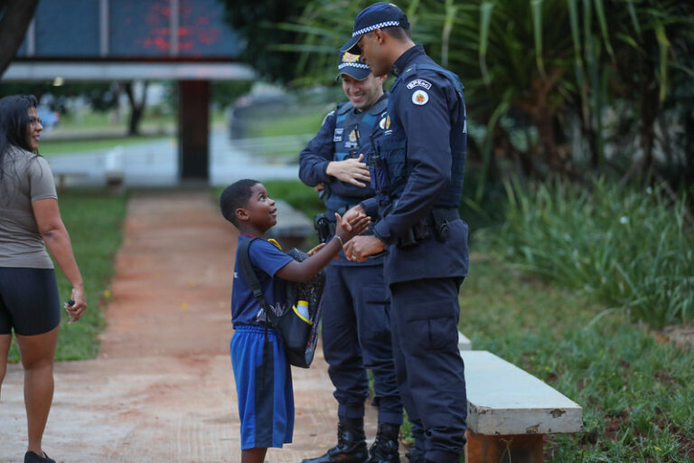 Policiais orientam estudante durante operação de volta às aulas no Distrito Federal
