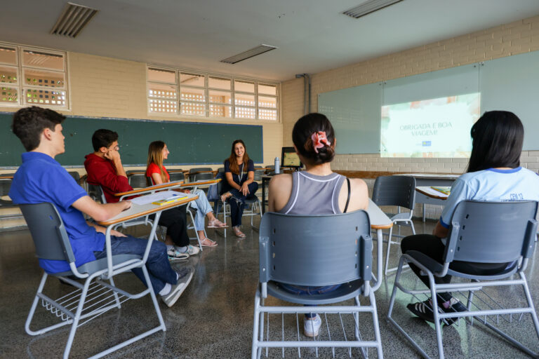 Intercambistas do programa Pontes para o Mundo recebem apoio psicológico durante a experiência no exterior