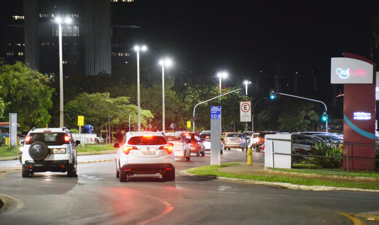 Oito regiões do DF recebem mais de 2 mil novas luminárias de LED