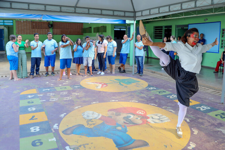 Grupo de teatro leva alegria e inclusão a escola especial em Brazlândia com arte da palhaçaria