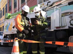 Técnicos da Neoenergia trabalham ao lado de caminhão durante manutenção da rede elétrica