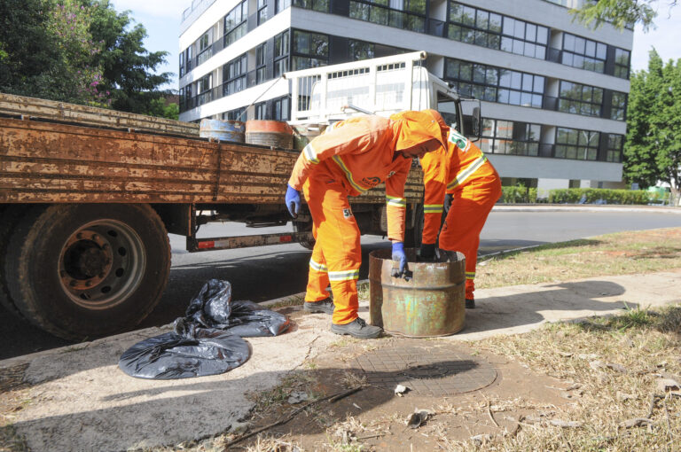 Coleta de resíduos de caixa de gordura evita entupimentos e protege o meio ambiente no DF