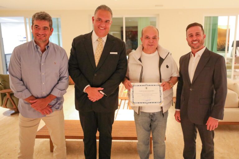 Governador Ibaneis Rocha é homenageado com título de sócio benemérito pelo Clube de Golfe de Brasília