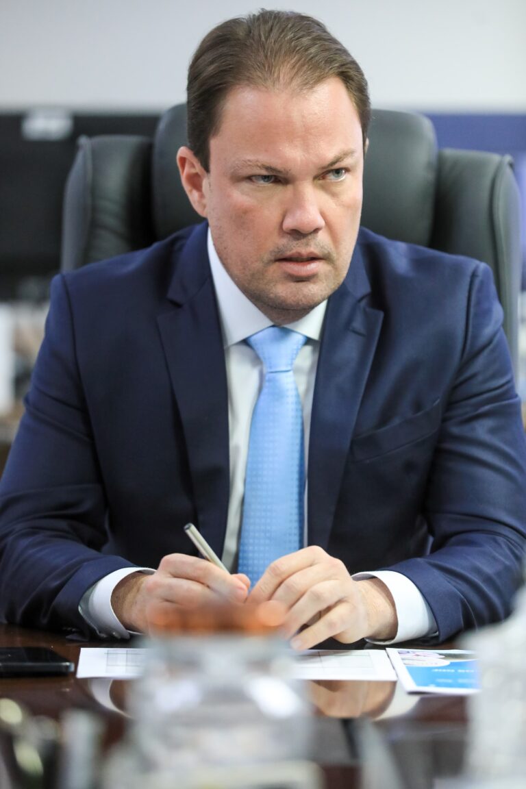 Secretário de Economia do DF, Ney Ferraz, entrega pedido de exoneração