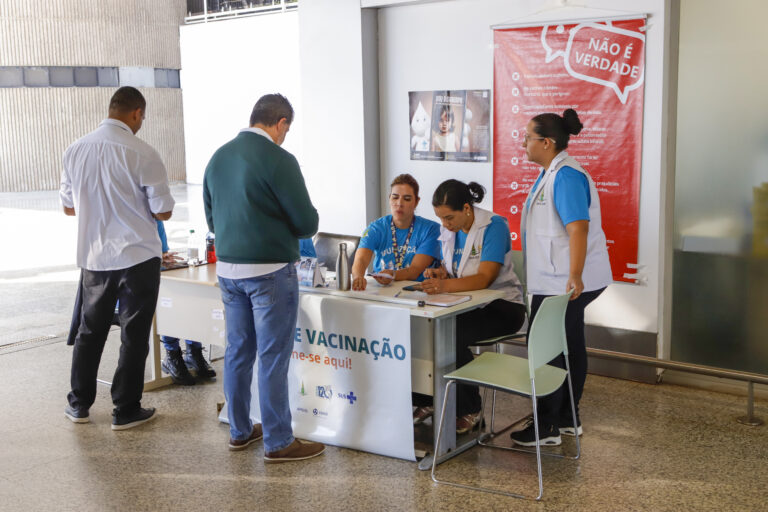 Aeroporto de Brasília recebe ação de vacinação para passageiros e funcionários