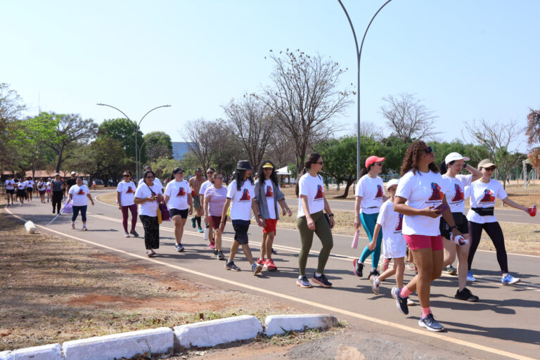 Caminhada no Parque da Cidade alerta para prevenção de tumores ginecológicos no DF