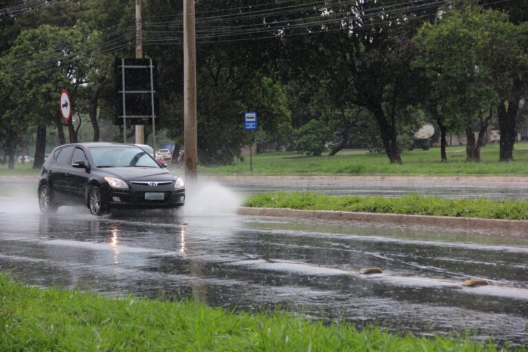 Chuvas no DF aumentam riscos no trânsito; veja dicas de segurança do Detran