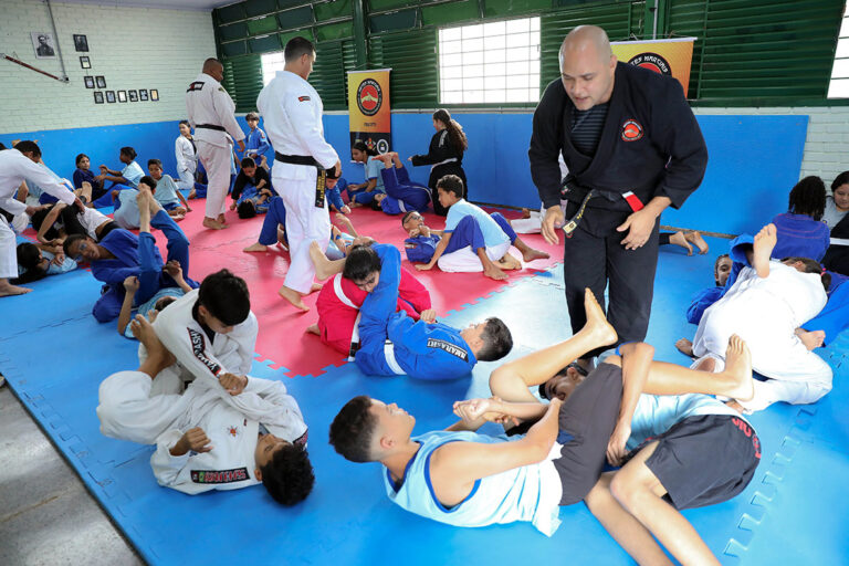 Artes marciais em escolas cívico-militares do DF transformam alunos e ajudam no combate à ansiedade
