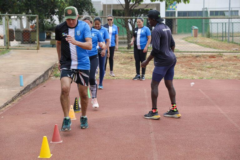 Campeão da São Silvestre inspira alunos no Centro Olímpico e Paralímpico de Samambaia