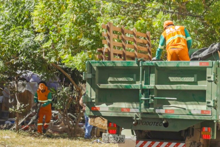 GDF leva serviços e acolhimento a mais de 30 pessoas em situação de rua no DF