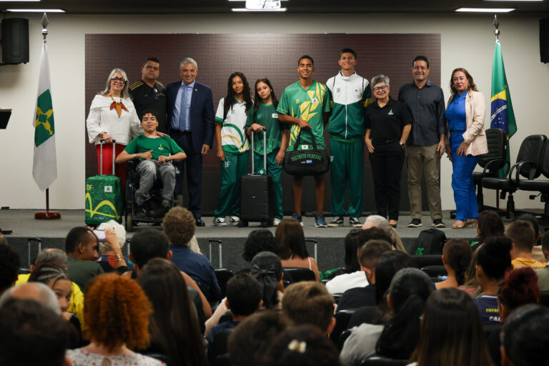 Delegação escolar do DF recebe kits completos com uniformes oficiais