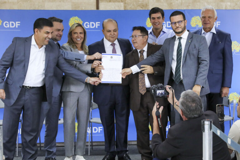 GDF entrega 182 escrituras e contratos a empresas do Pró-DF II e Desenvolve-DF