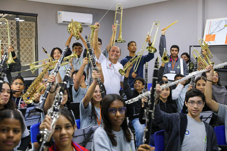Projeto de musicalização em escolas cívico-militares do DF melhora concentração e disciplina dos alunos