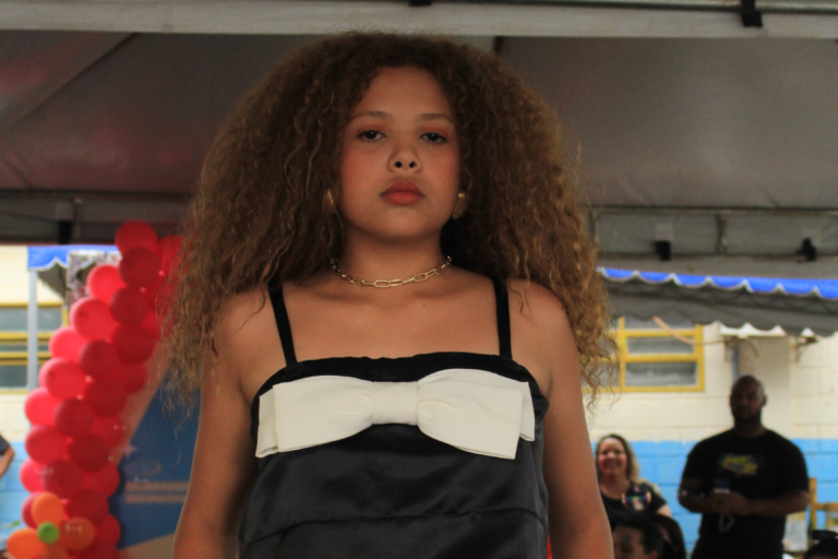 Desfile Kids fortalece vínculos familiares e autoestima de mães e filhos na Estrutural