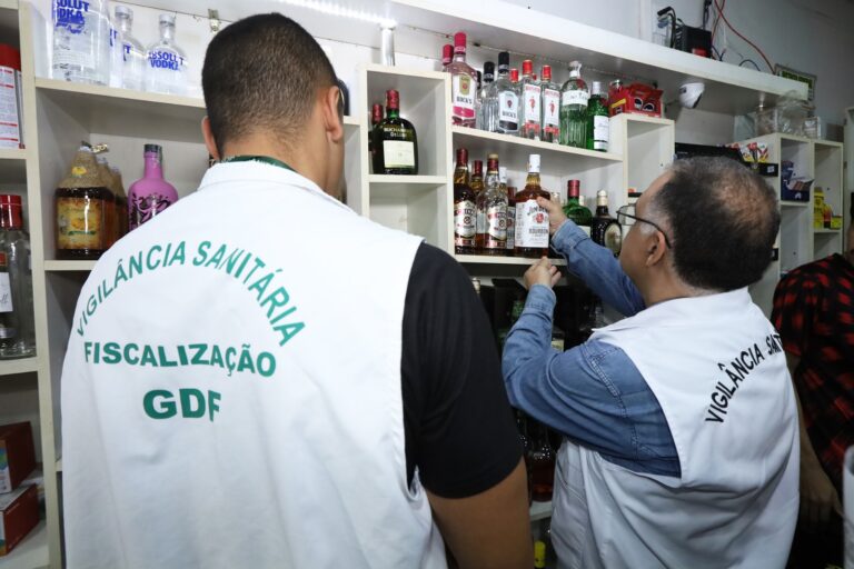 Vigilância Sanitária apreende mais de 500 litros de bebidas e autua sete estabelecimentos em Sobradinho