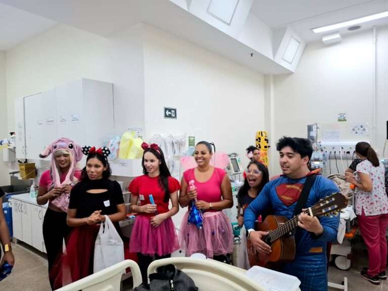 Voluntários do grupo Heróis da Alegria levam música e presentes a crianças internadas no Hospital Regional de Santa Maria