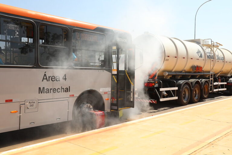 Forças de segurança realizam simulado de emergência com materiais inflamáveis no SIA