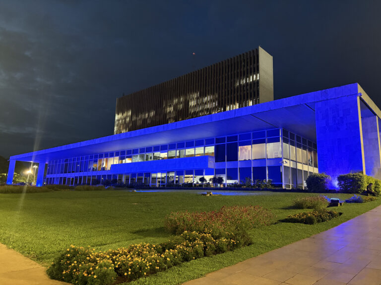 Palácio do Buriti ganha iluminação azul e reforça alerta do DF contra o câncer de colo do útero