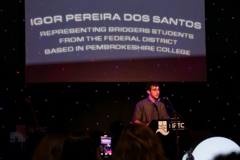 Estudantes do DF celebram formatura do programa Pontes para o Mundo no País de Gales