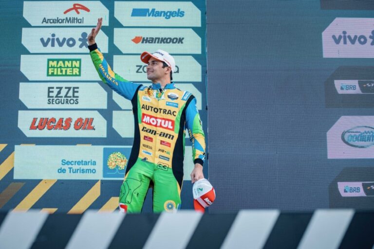 Nelson Piquet conduz carro-madrinha na reinauguração do Autódromo de Brasília
