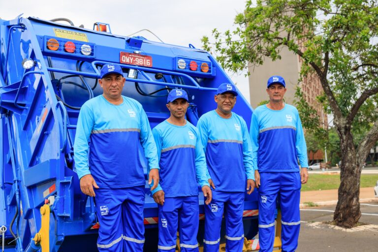 Caminhões do SLU ganham cor azul e levam mensagens do Novembro Azul por todo o DF