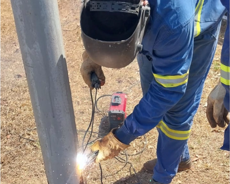 CEB intensifica soldagem de postes para conter furtos de cabos de iluminação no DF