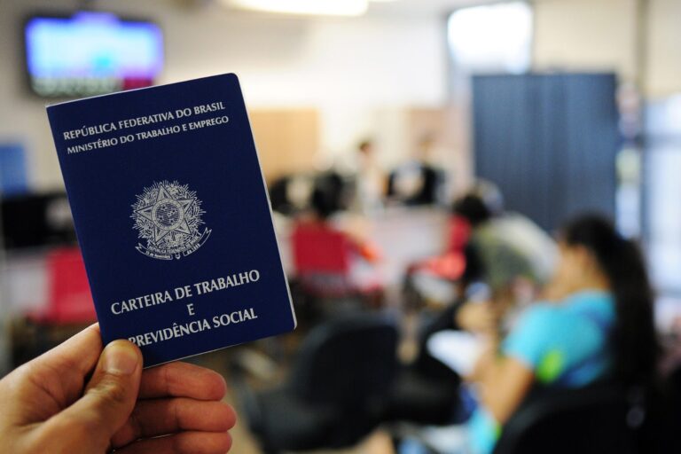 Feirão do Trabalhador oferece vagas de emprego, capacitação e oportunidades para empreendedores no centro de Brasília