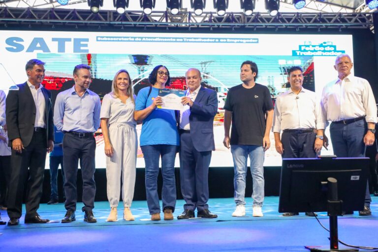 Formatura do RenovaDF reúne 1,5 mil alunos e inaugura Feirão do Trabalhador com mais de 4 mil vagas