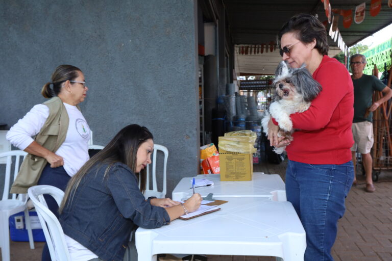 Campanha antirrábica vacina 53 mil animais no DF em outubro