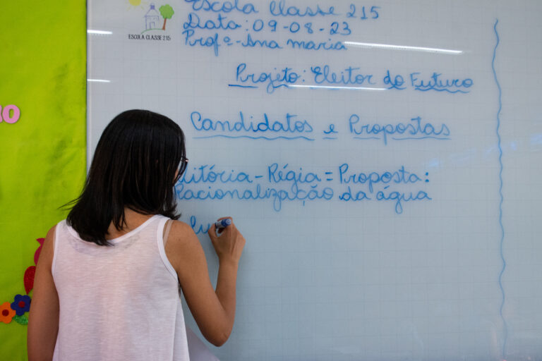 Lei sancionada pelo GDF amplia valorização da carreira do magistério público