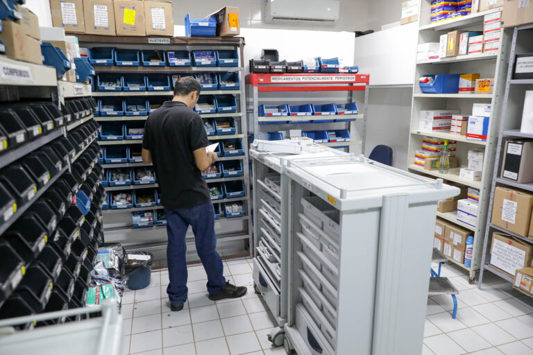 Reforma na farmácia do Hospital Regional de Samambaia organiza fluxos e melhora segurança no atendimento