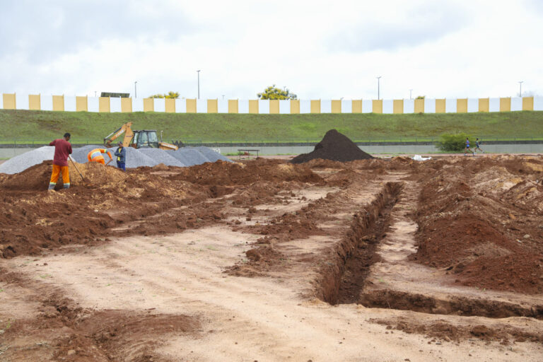 Com R$ 1,8 milhão investidos em drenagem, GDF recupera gramado do Estádio Augustinho Lima