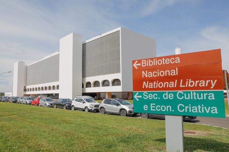 Jovem autista de 18 anos lança segundo livro na Biblioteca Nacional de Brasília nesta segunda (8)