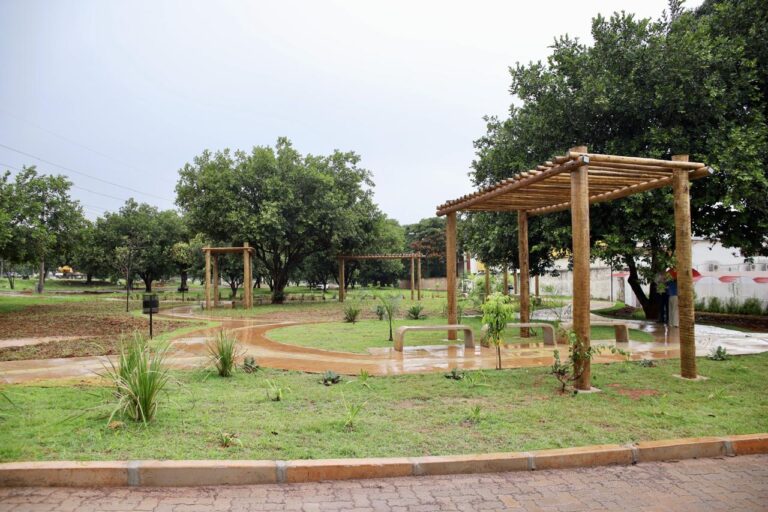 Programa Adote uma Praça entrega novo espaço reformado no SIA em parceria com o Grupo Sabin