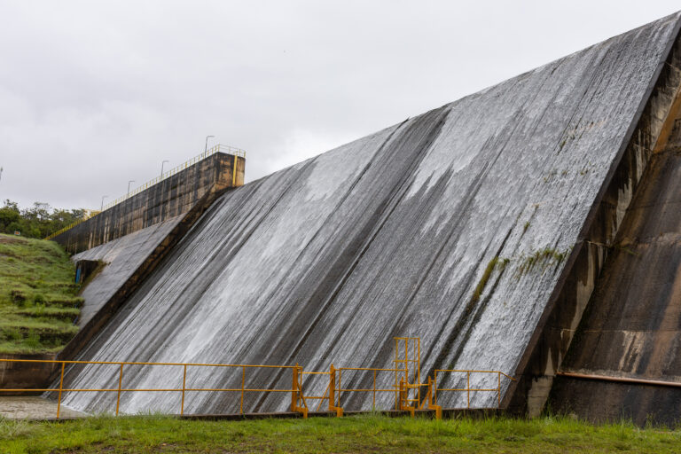 Reservatório do Descoberto transborda após chuvas intensas e reforça segurança hídrica do DF