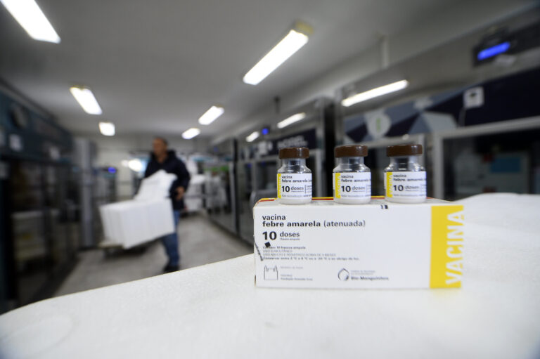 DF recebe 50 mil doses de vacina contra a febre amarela e amplia cobertura da imunização
